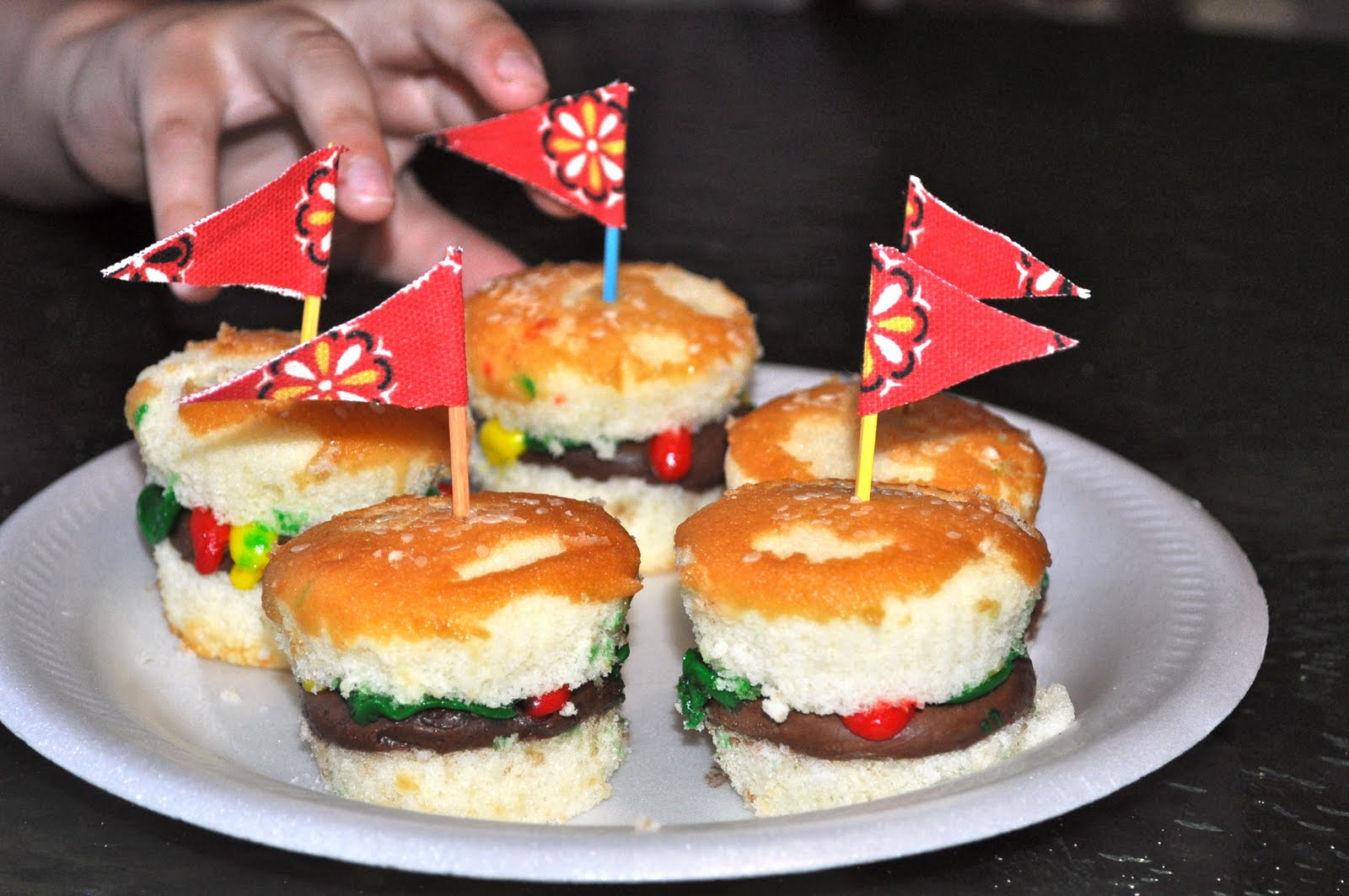 ewe hooo!: Lake Staple— Hamburger Cupcakes and Sweet Tomato BBQ 
