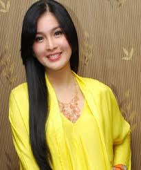 http://poselebritis.blogspot.com/ biodata sandra dewi