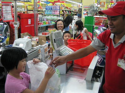 Sempat Pro dan Kontra, Kini Kantong Plastik di Supermarket & Minimarket Kembali Gratis