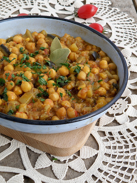 Вкуснотека: Веган яхния с нахут, патладжан, тиквичка и къри