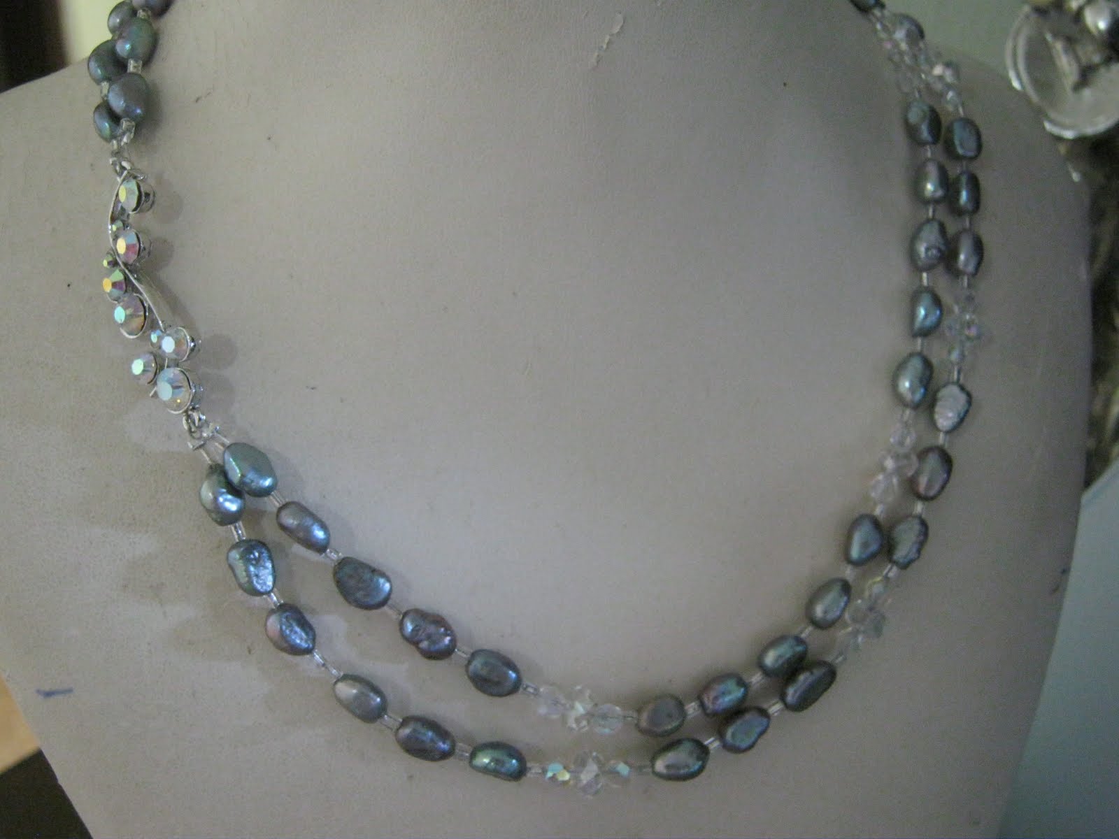 D`Mujer Collares: COLLAR PERLAS DEL RIO GRIS CON CRISTALES