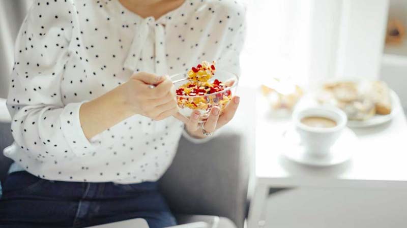 Eat when you're hungry, stop when you're full Tips for your New Year's resolution to lose weight Read More: https://www.thelist.com/141086/tips-for-your-new-years-resolution-to-lose-weight/?utm_campaign=clip