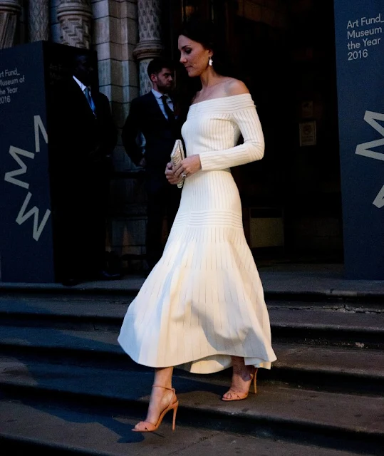 Kate Middleton presents the Art Fund Museum award 2016. Kate Middleton wore Barbara Casasola off-the shoulder knit dress