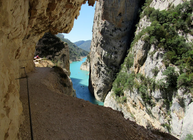 ruta excavada en la roca. Ruta del Congost de Montrebei