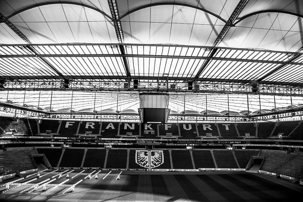 foto de la tribuna frontal del estadio Commerzbank Arena