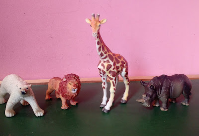 Miniatura de vinil sólida, estática de vendida  Girafa 18cm de altura R$ 25,00); leão total 12,5cm de comprimento ; rinoceronte 14cm de comprimento e o urso polar 14cm de comprimento R$ 20,00 cada 