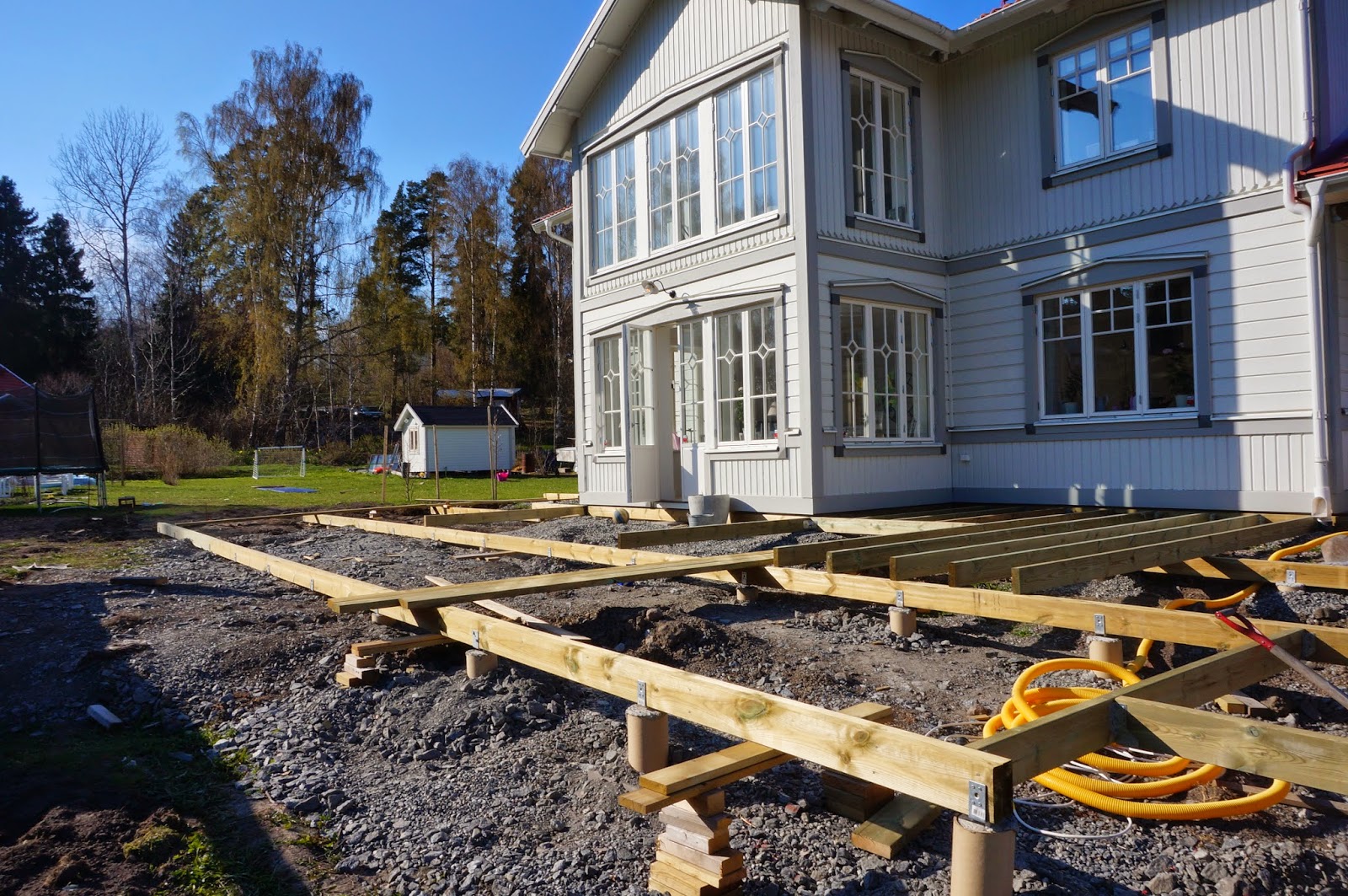Skärgårdsvillan: altanen står på tur äntligen.