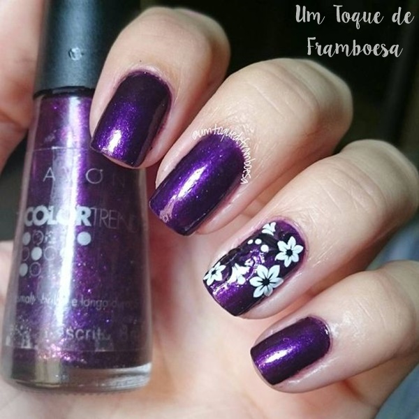 Esmalte roxo e adesivos de flores para unhas