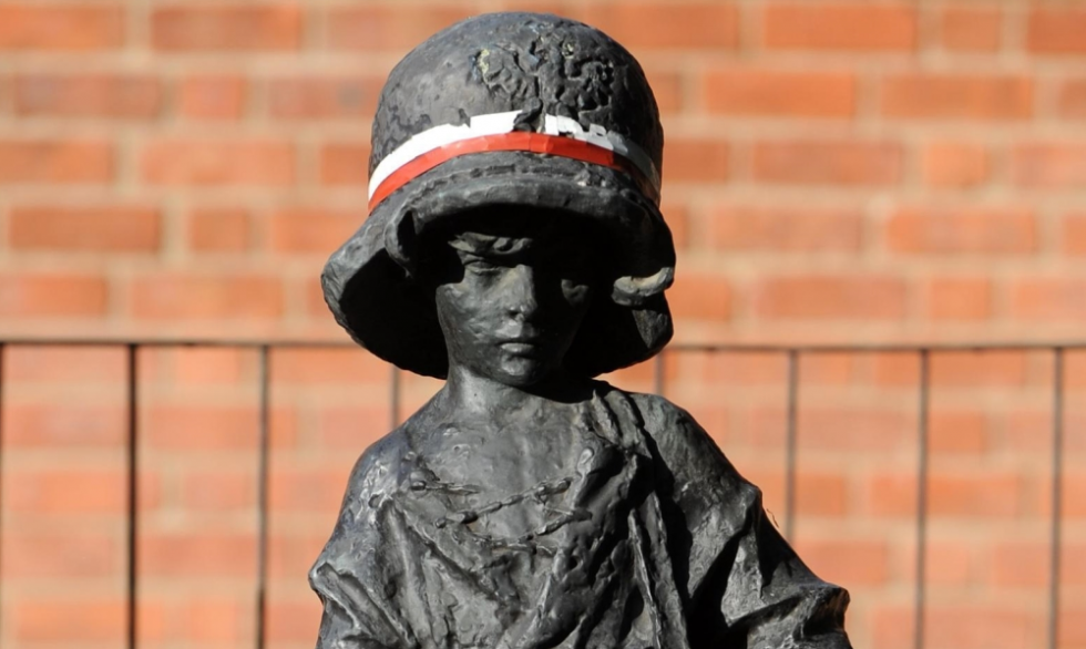 Napisz Kilkuzdaniowy Opis Rzezby Jerzego Jarnuszkiewicza Maly Powstaniec Papier i grafit: 1 SIERPNIA 1944.