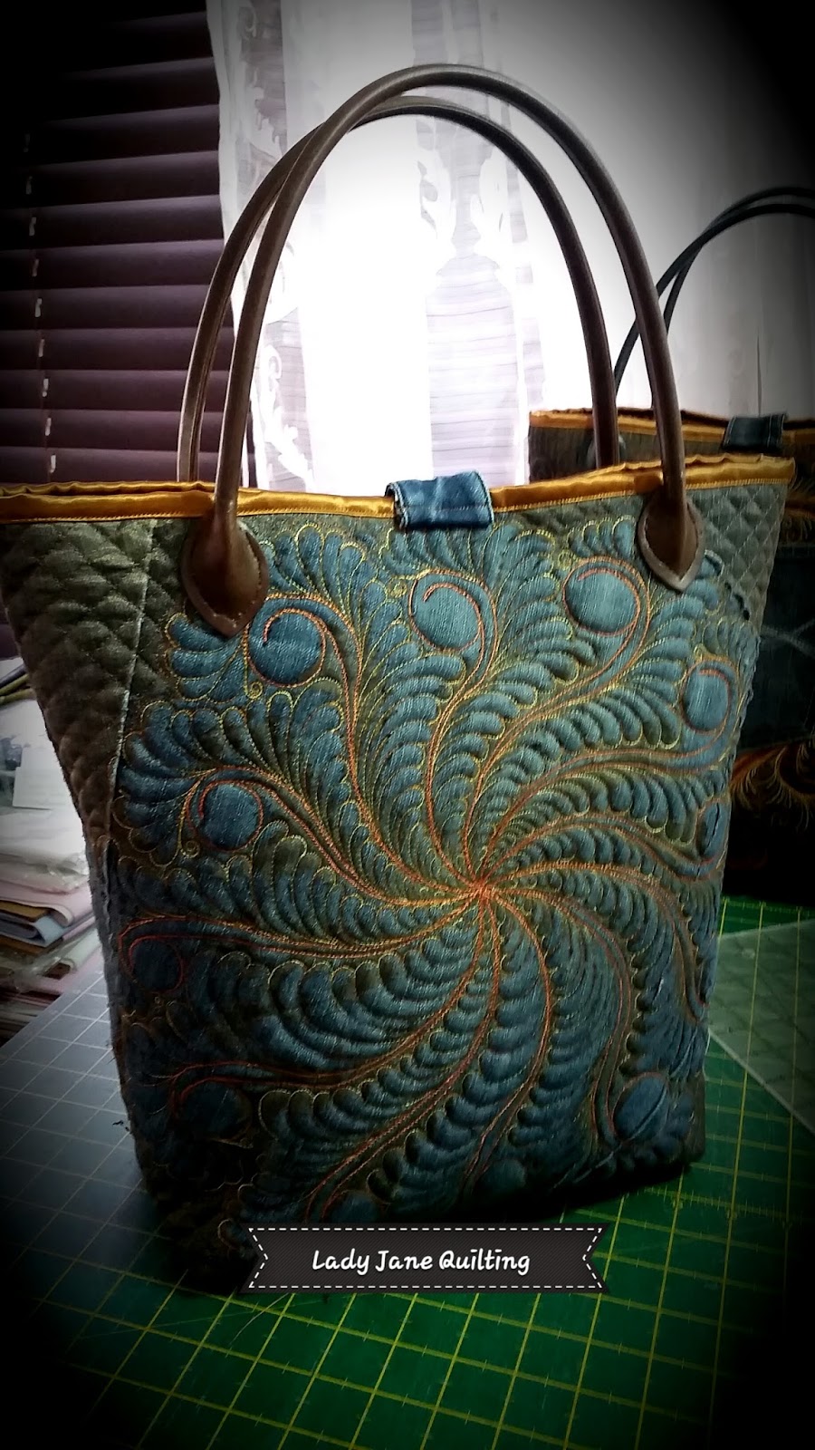 Lady Jane Quilting: FREE MOTION QUILTED TOTE BAGS