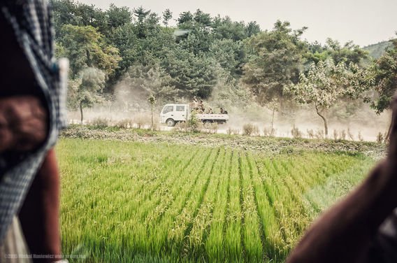 Para tentara Korea Utara dalam perjalanan. Para tentara Korea Utara dalam perjalanan.