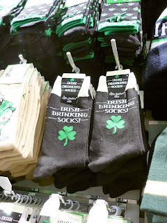 Sosete gri cu un trifoi verde si cu textul 'Irish Drinking Socks'