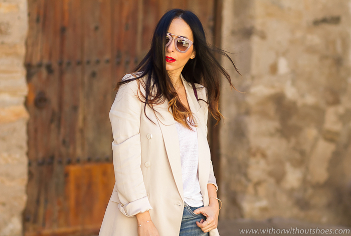 Look de estilo urbano chic con blazer cruzada nude de Zara jeans remangados y gafas de sol rosas Prada Blogger de Valencia de moda estilo belleza lifestyle