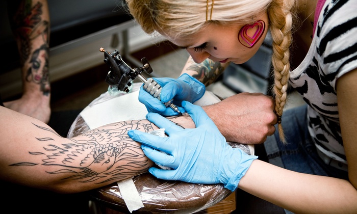 Chica rubia tatuando