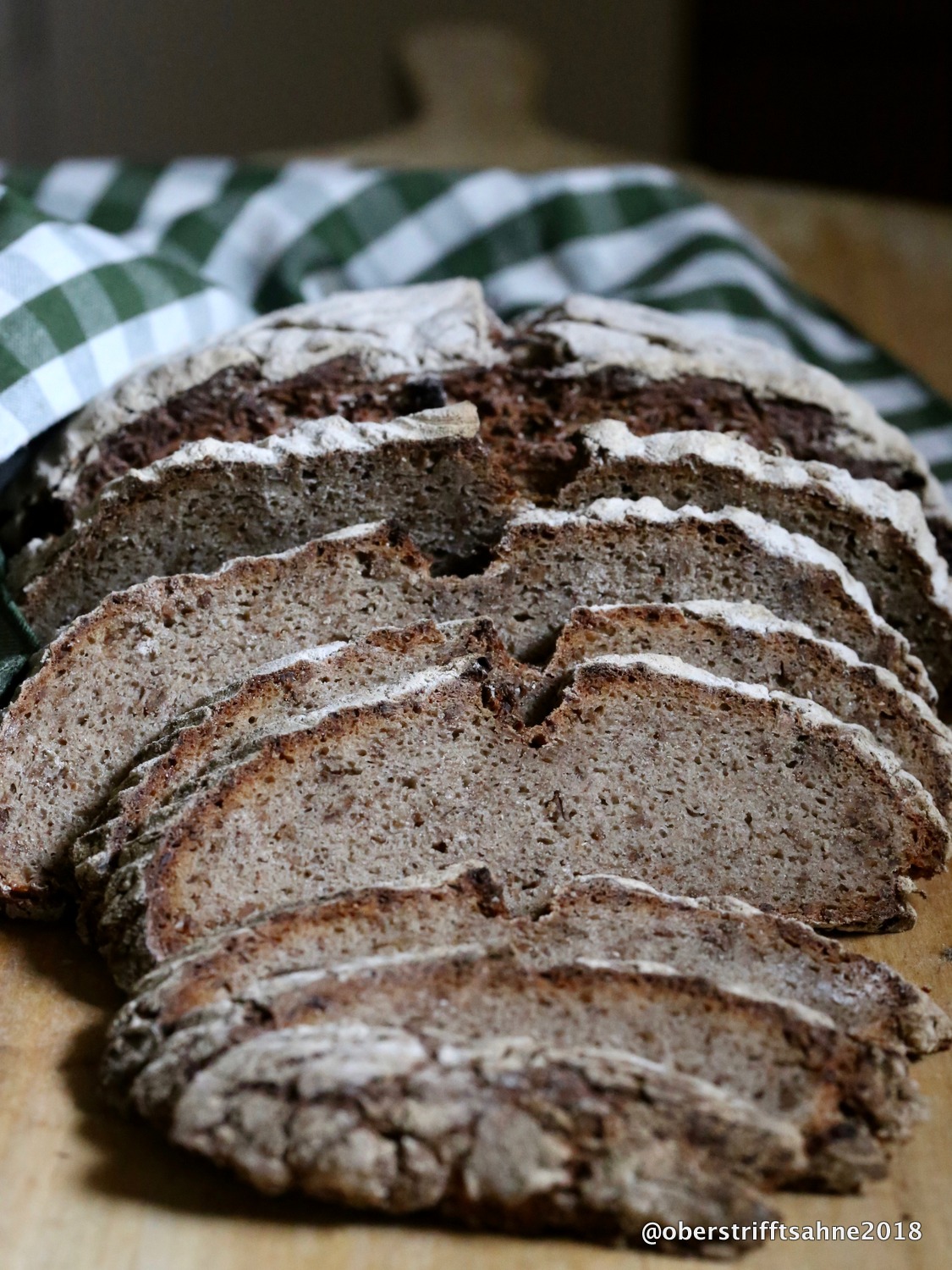 Brot backen und ich werde mutiger: Roggenbrot mit Pumpernickel