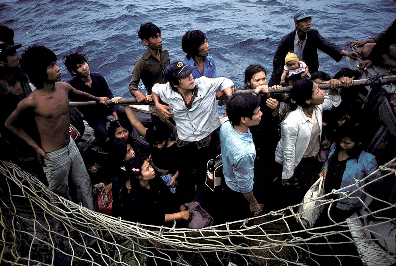 vietnamese boat people 30 incredible color photographs that capture brutal life vietnamese boat people 30 incredible color photographs that capture brutal life