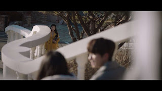 Kang Yeh Suh melihat Kim Hye Na dan Hwang Woo Joo duduk bersama.