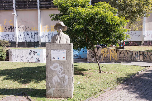 Um busto de Santos Dumont