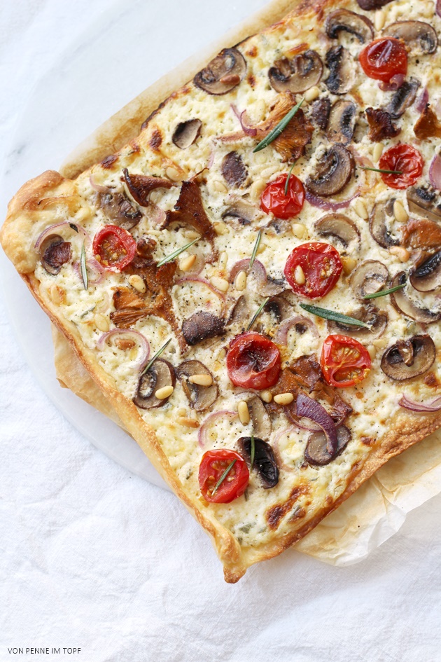 Penne im Topf: Flammkuchen mit Pilzen, Kirschtomaten, Pinienkernen und ...