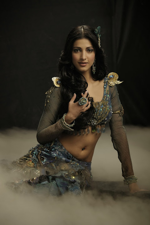 Shruti Hassan in Anaganaga O dheerudu