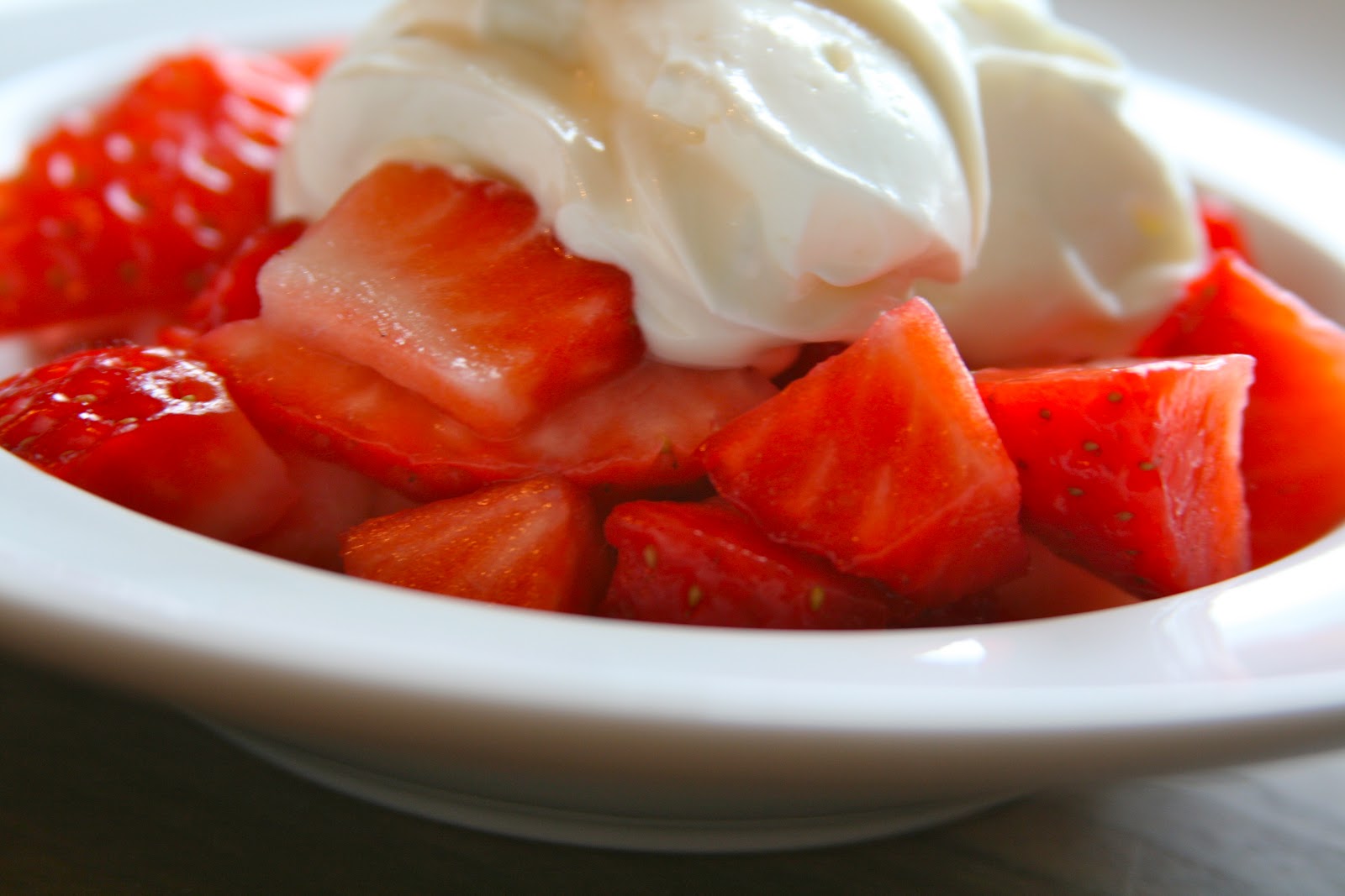 Amazing.: Rezept: Erdbeeren mit Joghurt