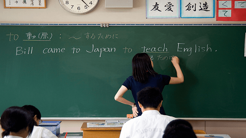 5 Alasan Orang Jepang Tidak Fasih Bahasa Inggris Guru mengajar bahasa Inggris kepada murid sekolah di Jepang 5 Alasan Orang Jepang Tidak Fasih Bahasa Inggris