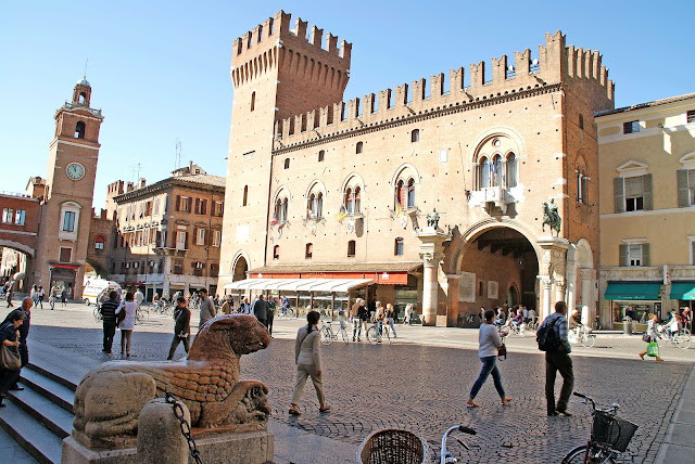 Palazzo-Municipale-Ferrara-Italia