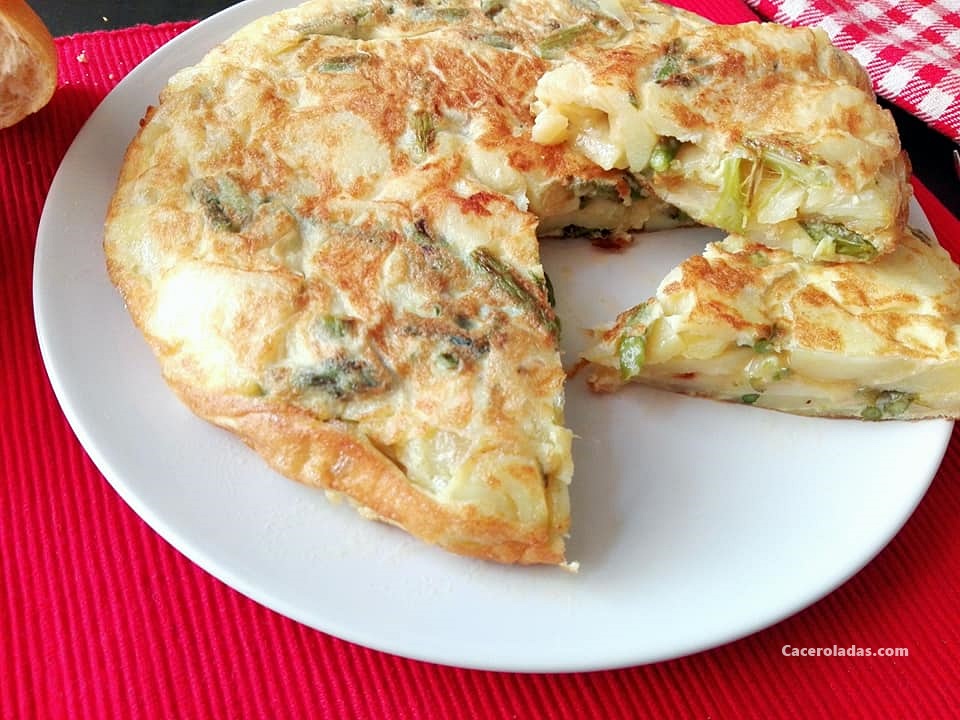 Tortilla de patatas con esparragos trigueros Caceroladas
