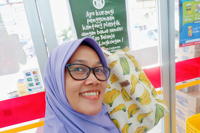 berfoto dengan tote bag di alfamart