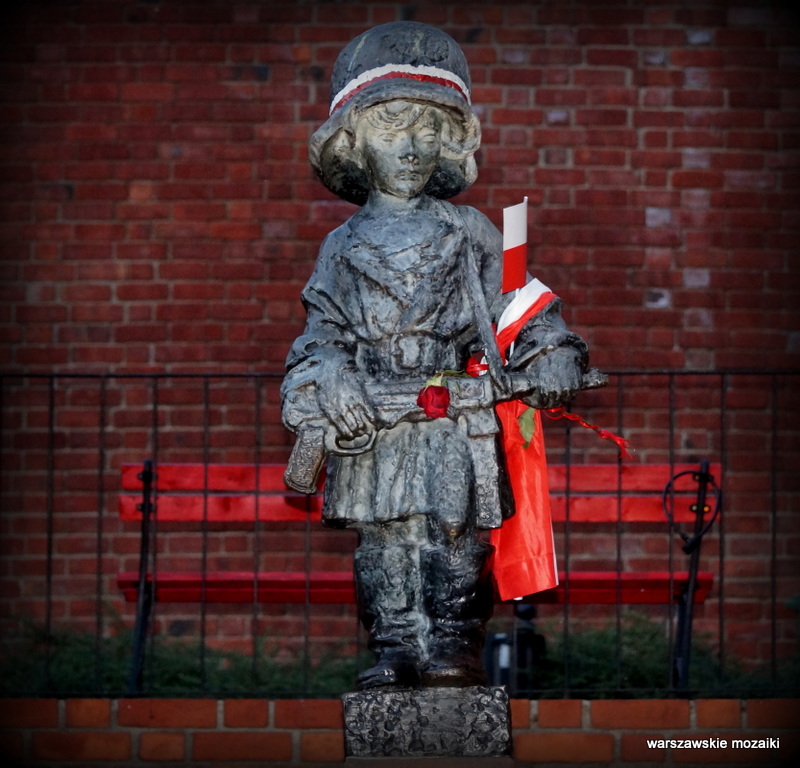 Napisz Kilkuzdaniowy Opis Rzezby Jerzego Jarnuszkiewicza Maly Powstaniec warszawskie mozaiki: Pomnik Małego Powstańca