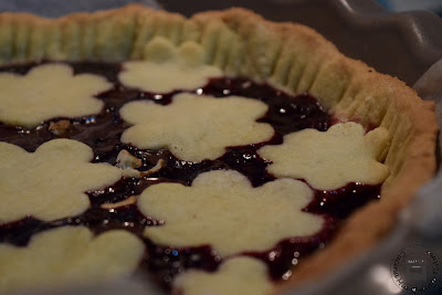 Crostata alla marmellata d'amarena e noci con cioccolato fondente