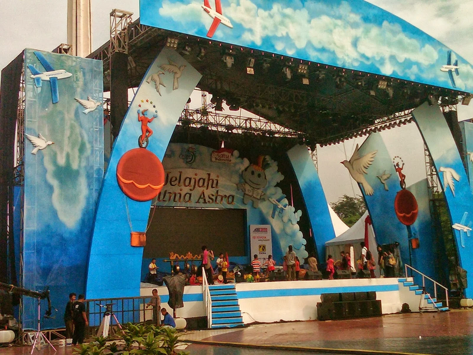 host live acara musik di panggung besar