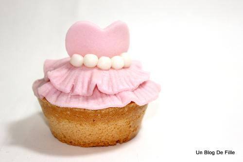 http://unblogdefille.blogspot.fr/2013/03/mes-cupcakes-en-pate-sucre.html