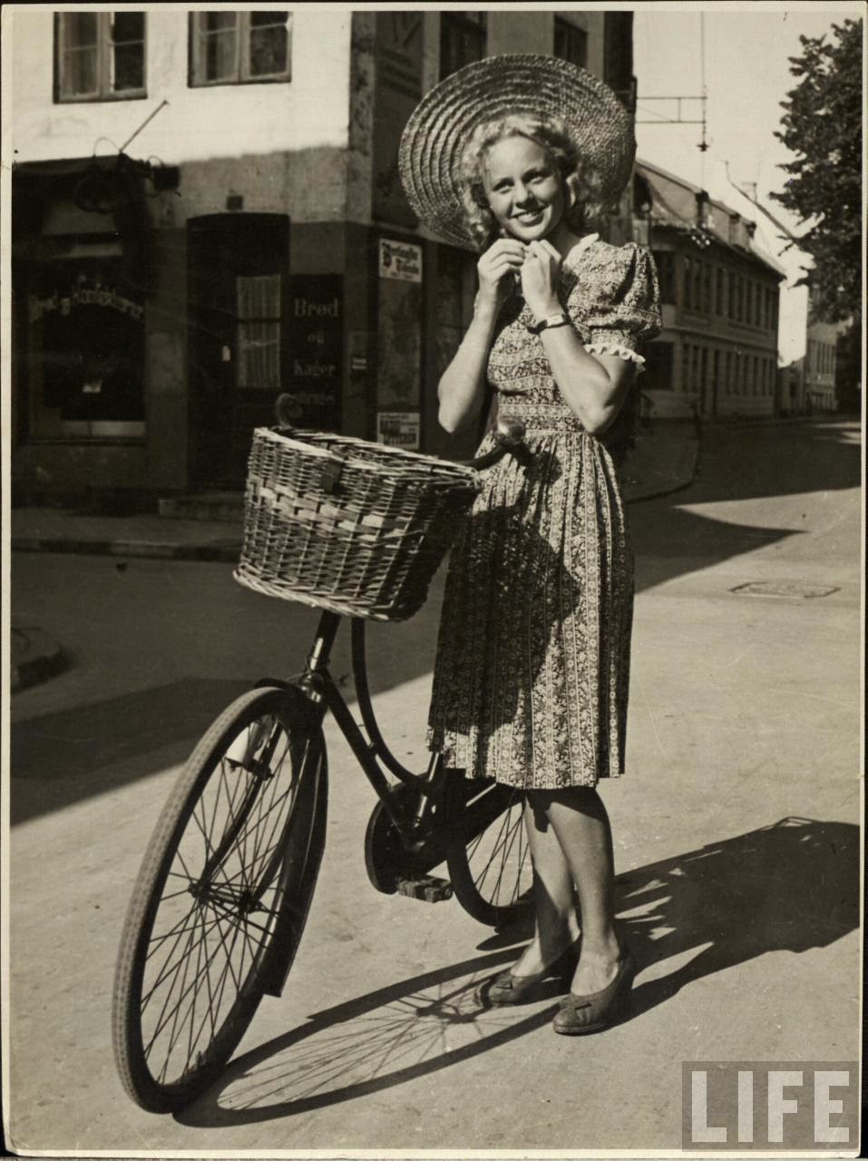 30 Interesting Vintage Photographs of Women Posing With