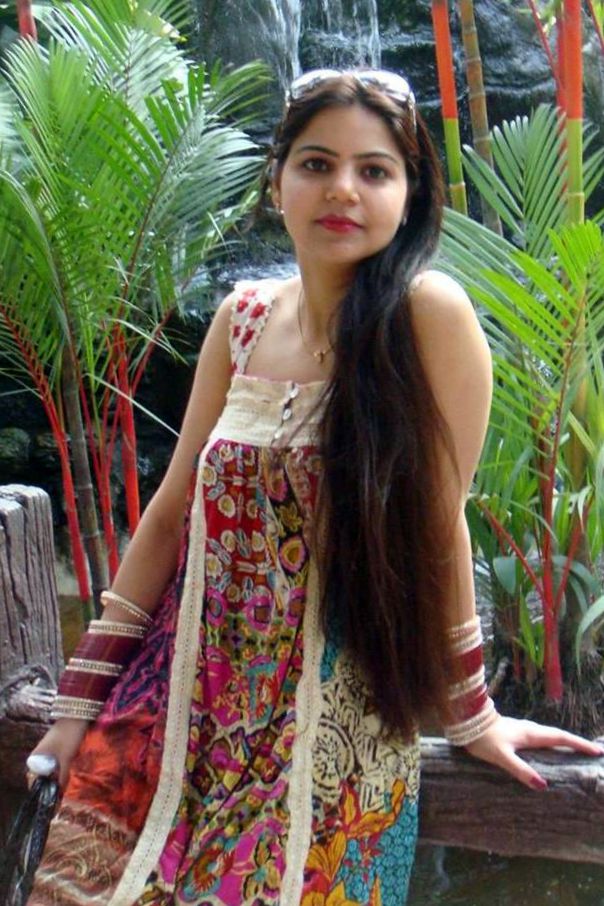 Punjabi Bhabhi Cute Indian Housewife Hot and Sexy pic