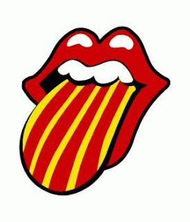 Dibujo de una boca sacando una lengua con las franjas y colores de la bandera catalana