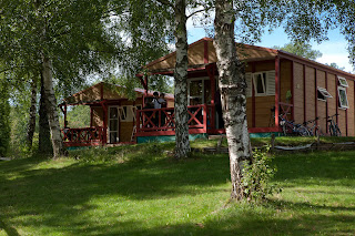 Vue des locations de chalet au camping du Morvan étang de la fougeraie