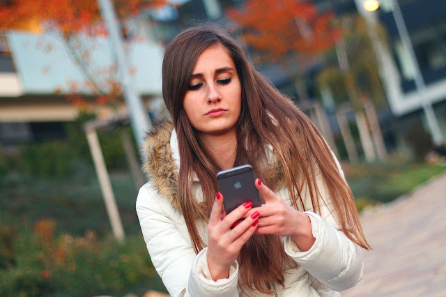 joven hablando por un telefono inalambrico en las redes sociales