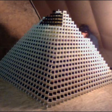 Video : ドミノを1万3,482個も積み上げた壮大なピラミッドが完成目前にして、勝手に崩壊し、5週間を費やした作業の苦労が瓦礫となってしまう気の毒な人のビデオ… ! !