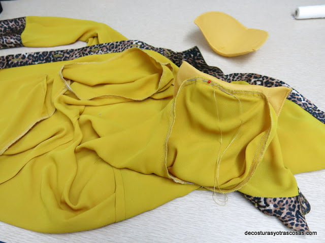 coser hombreras en una blusa