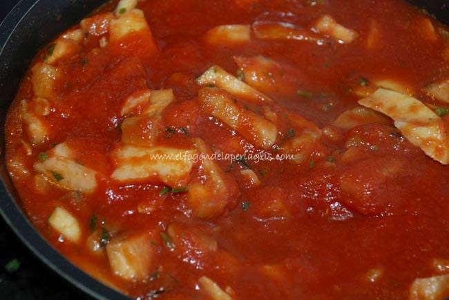 Añadir a las berenjenas el tomate natural triturado Añadir a las berenjenas el tomate natural triturado