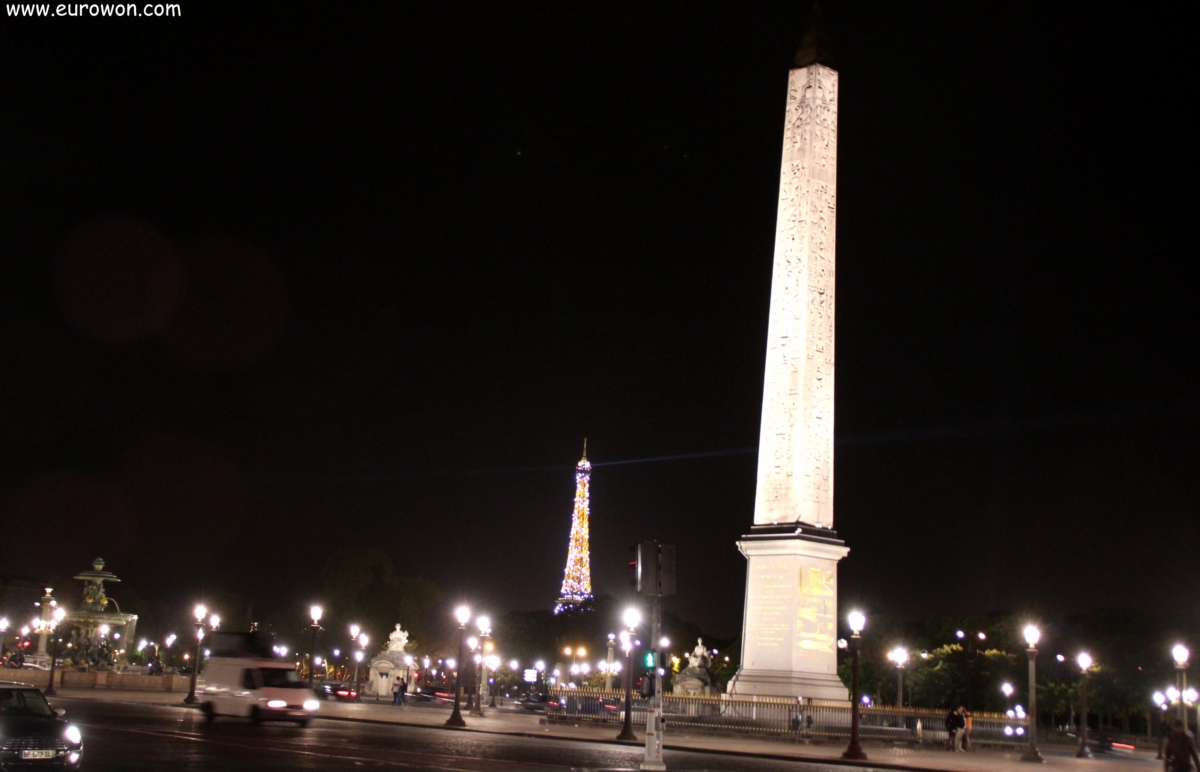 Vista nocturna del obelisco de Luxor y la torre Eiffel