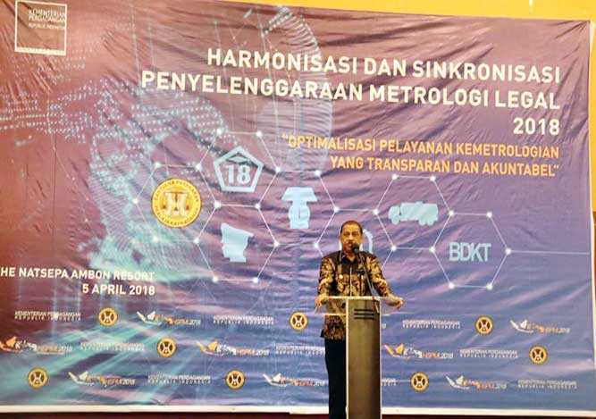 Kemendag Gelar Harmonisasi -Sinkronisasi Metrologi Legal di Ambon Ambon, Malukupost.com - Kementerian Perdagangan (Kemendag) Republik Indonesia melalui Direktorat Jenderal Metrologi Legal menggelar kegiatan harmonisasi dan sinkronisasi legal tahun 2018 di kota Ambon. Kegiatan yang berlangsung di The Natsepa Resort and Hotel, Kamis (5/4) ini bertujuan untuk menciptakan transparansi dan akuntabel pada bidang pelayanan publik bagi sejumlah daerah yang mempresentasikan kehadiran regional dan mendapat respek dan apresiasi baik dari pemerintah daerah. Direktur Jenderal Metrologi Legal dari Kementerian Perdagangan RI, Rusmin Amin dalam sambutannya mengatakan, kegiatan ini dilakukan sebagai forum diskusi untuk menyamakan persepsi antara seluruh stakeholder yang berkaitan di kabupaten/kota di bidang perdagangan untuk bersinergi melahirkan solusi dan pemecahan masalah agar berjalan secara optimal.