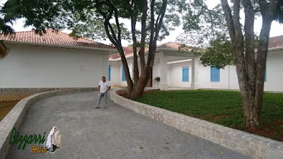 Execução do calçamento com pedra tipo pedrisco nas ruas da sede da fazenda com as muretas de pedra com folhetinha de paralelepípedo rachado.