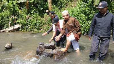 Sedang Heboh.. Kisah Tumpukan Batu Misterius di Aliran Sungai Cibojong Sukabumi
