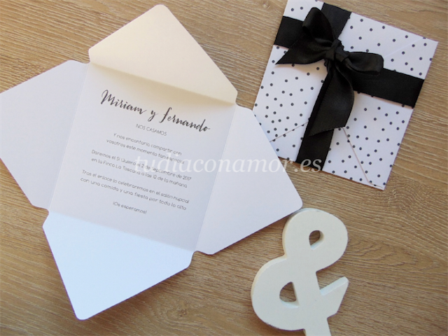 Invitaciones bonitas y originales Invitación de boda bonita y original con forma de sobre y topos en blanco y negro