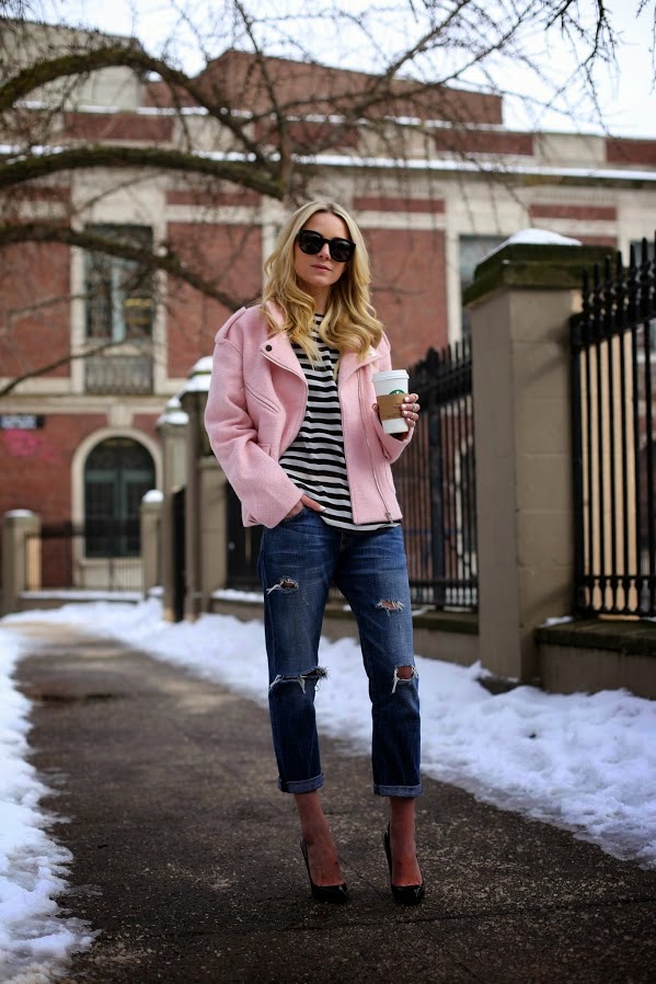 Looks para saber cómo combinar un abrigo rosa pastel | Belleza