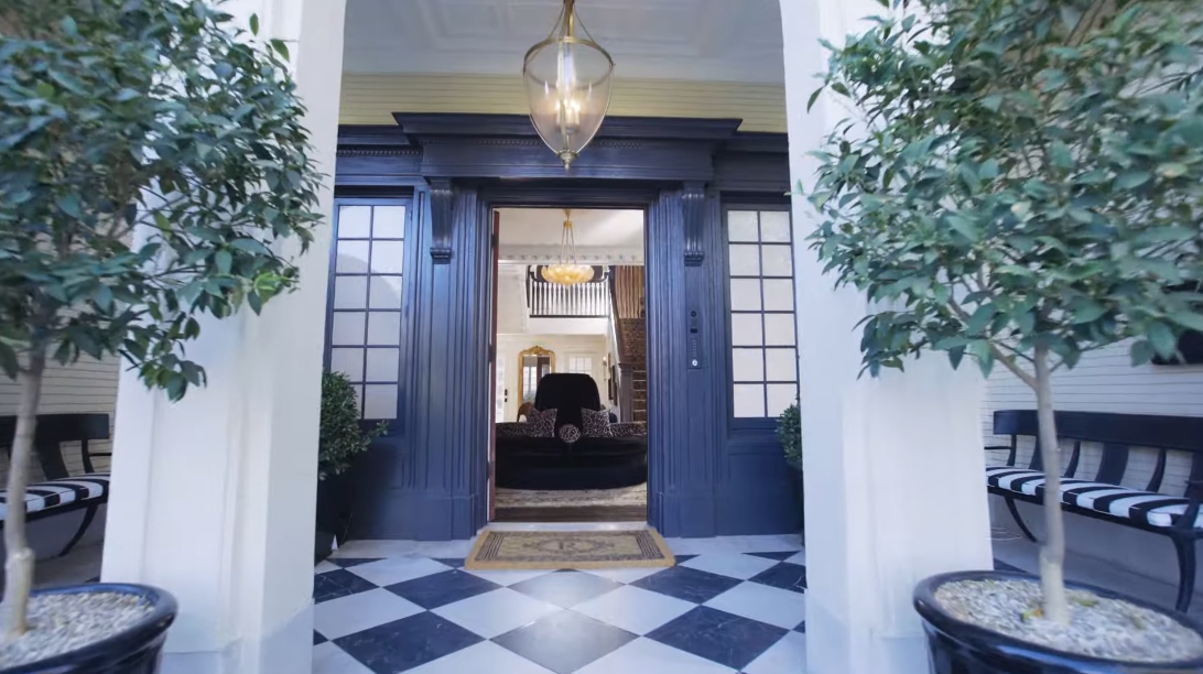 45 Interior Design Photos vs. 601 S Windsor Blvd, Los Angeles Luxury Mansion Tour