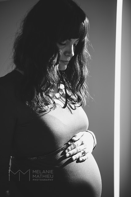 Black and white maternity portrait by Melanie Mathieu Photography taken during in home photo session