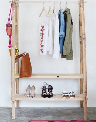 Perchero de pie para colocar varios elementos